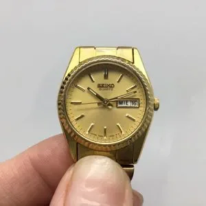 Seiko Vintage 1980s 7N83-0040 Women’s Quartz Watch Gold Tone Gold Dial Vintage Ladies Seiko watch 7N83-0040 .Day / Date. Fluted  main image 4